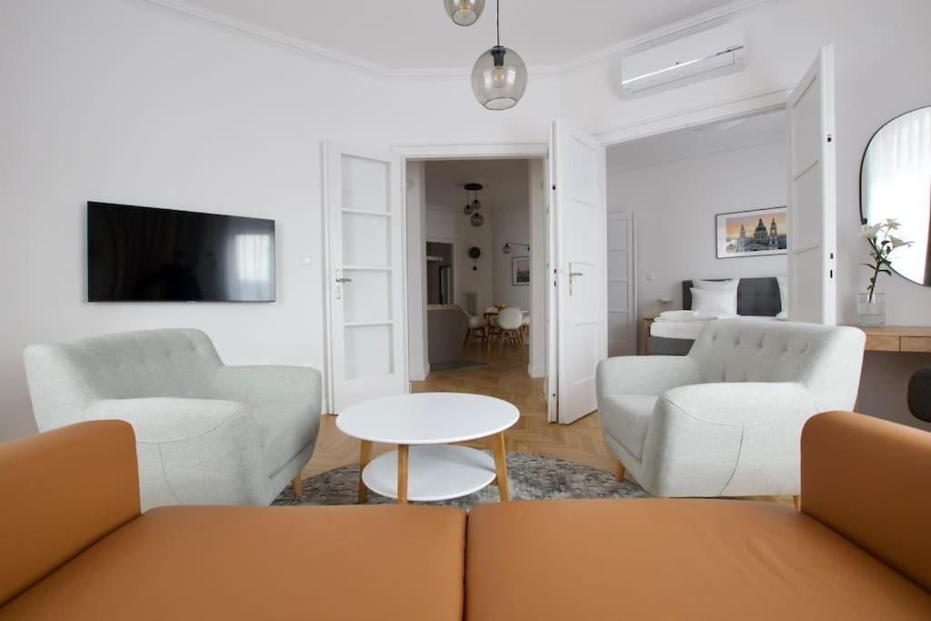 Premium Apartment By Hi - Central 2 Bedroom - Best View Budapest Esterno foto