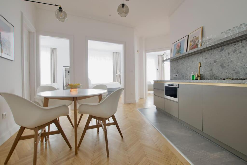 Premium Apartment By Hi - Central 2 Bedroom - Best View Budapest Esterno foto