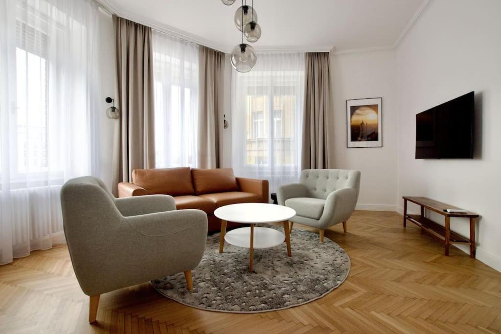 Premium Apartment By Hi - Central 2 Bedroom - Best View Budapest Esterno foto