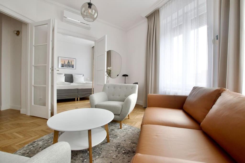 Premium Apartment By Hi - Central 2 Bedroom - Best View Budapest Esterno foto