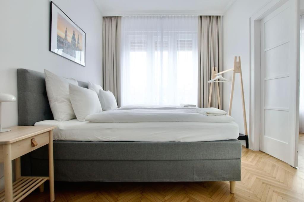 Premium Apartment By Hi - Central 2 Bedroom - Best View Budapest Esterno foto