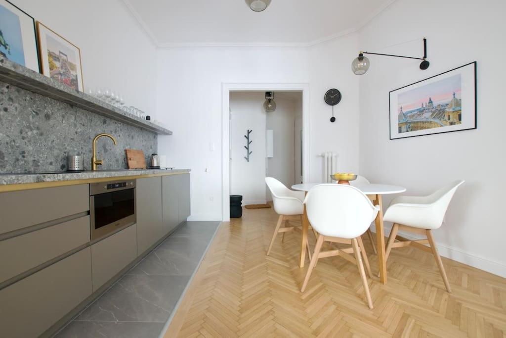 Premium Apartment By Hi - Central 2 Bedroom - Best View Budapest Esterno foto