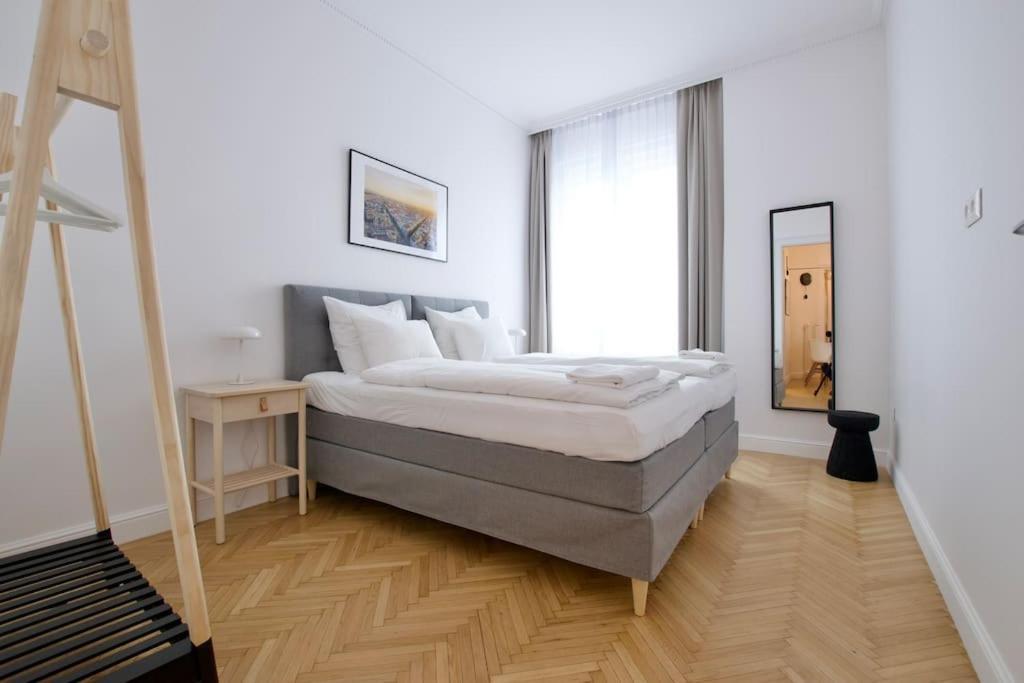Premium Apartment By Hi - Central 2 Bedroom - Best View Budapest Esterno foto