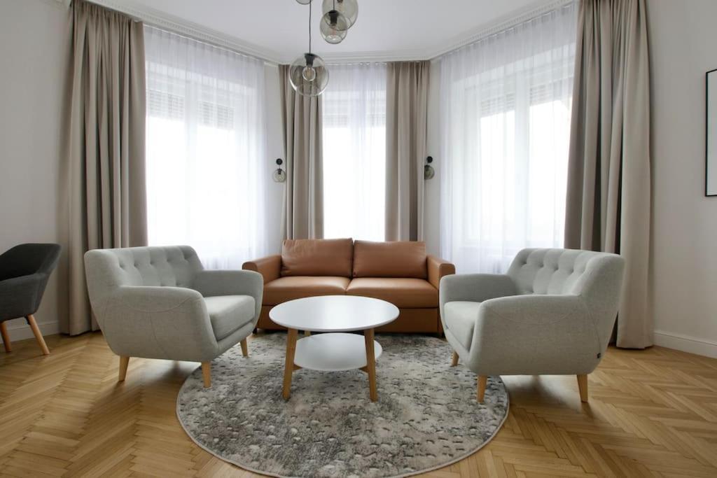Premium Apartment By Hi - Central 2 Bedroom - Best View Budapest Esterno foto