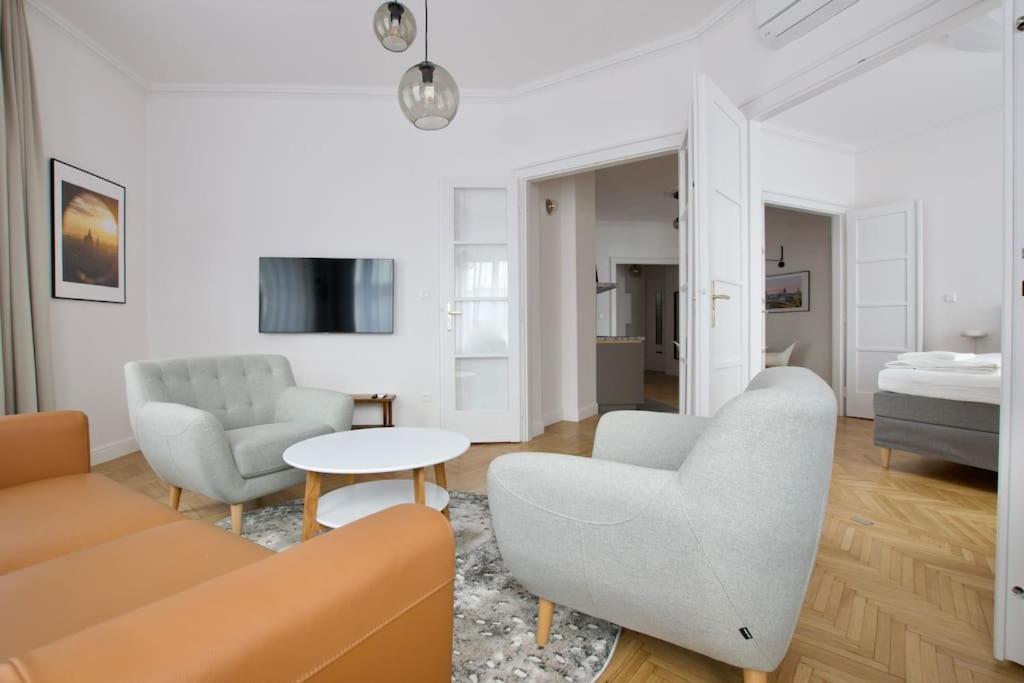 Premium Apartment By Hi - Central 2 Bedroom - Best View Budapest Esterno foto