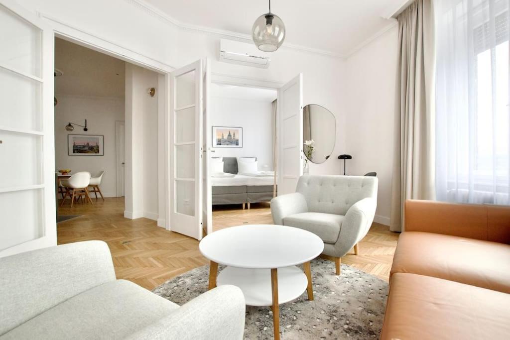 Premium Apartment By Hi - Central 2 Bedroom - Best View Budapest Esterno foto