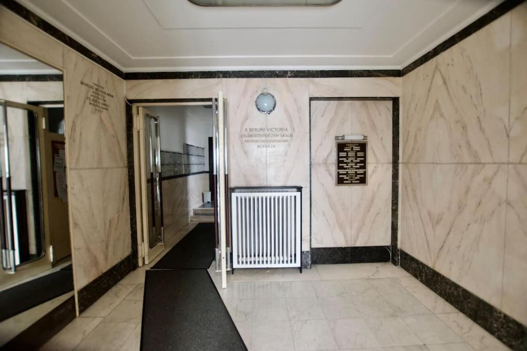 Premium Apartment By Hi - Central 2 Bedroom - Best View Budapest Esterno foto