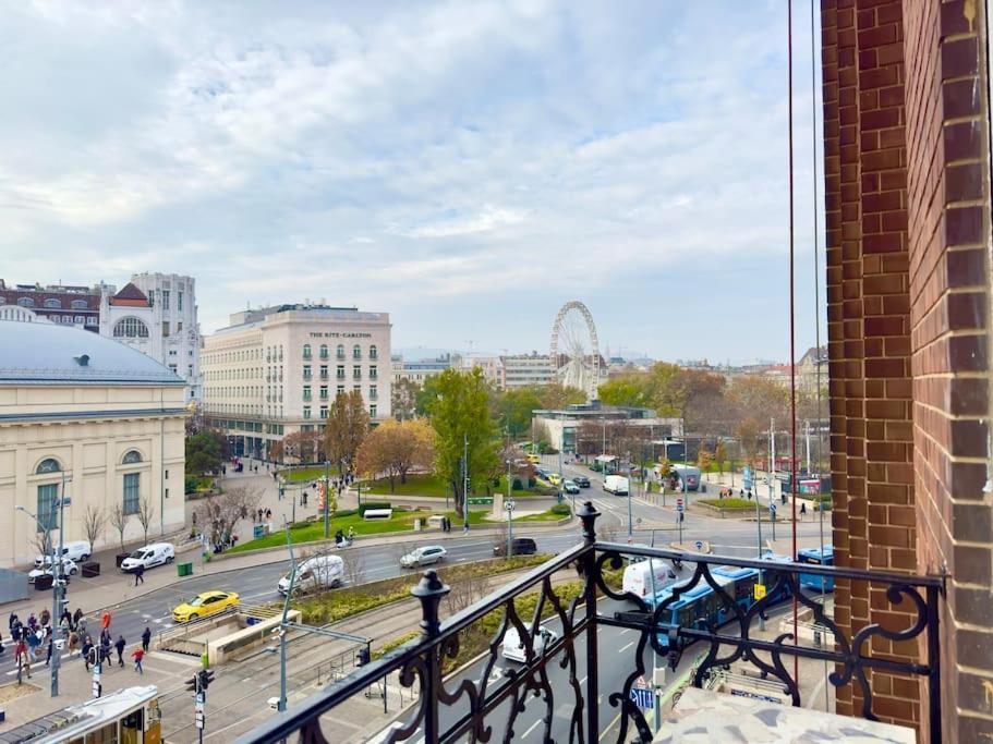 Premium Apartment By Hi - Central 2 Bedroom - Best View Budapest Esterno foto