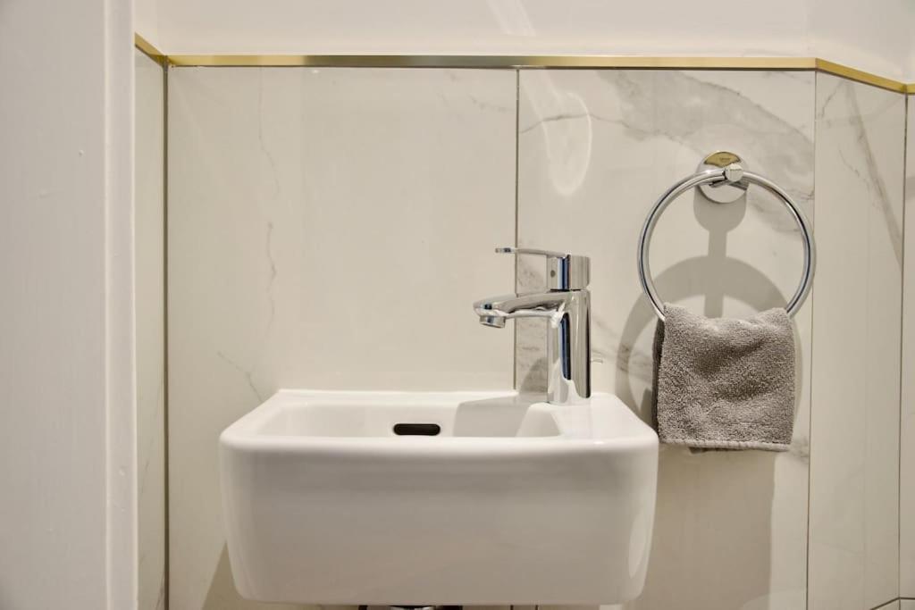 Premium Apartment By Hi - Central 2 Bedroom - Best View Budapest Esterno foto