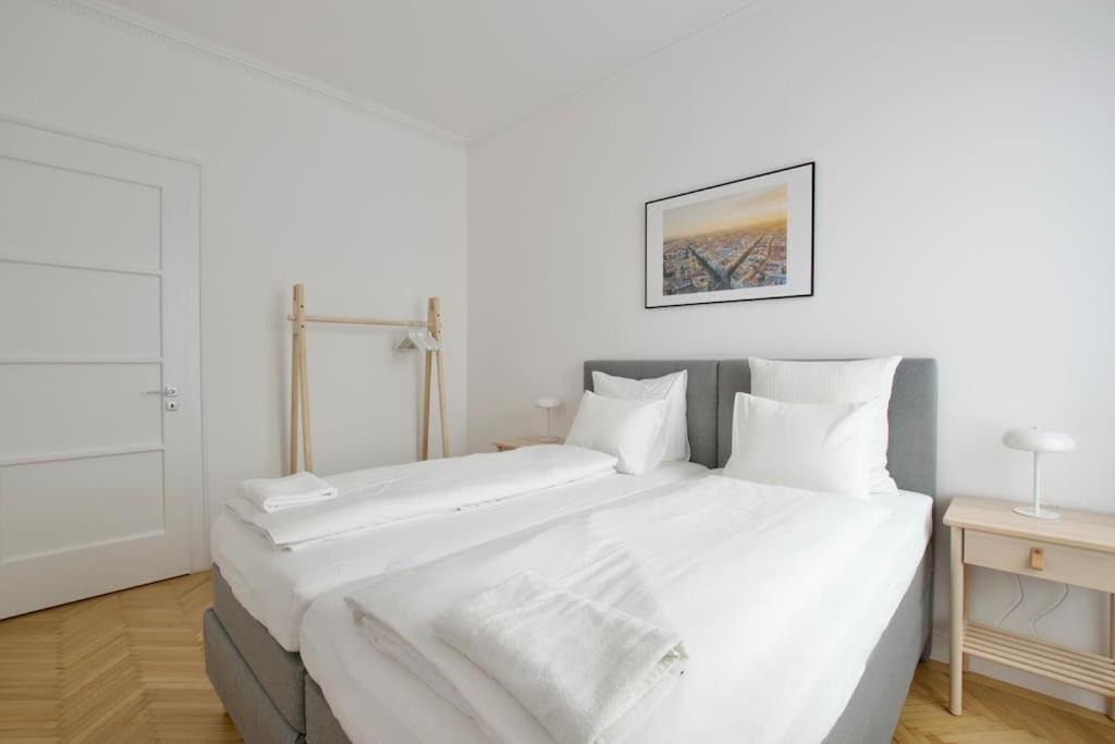 Premium Apartment By Hi - Central 2 Bedroom - Best View Budapest Esterno foto