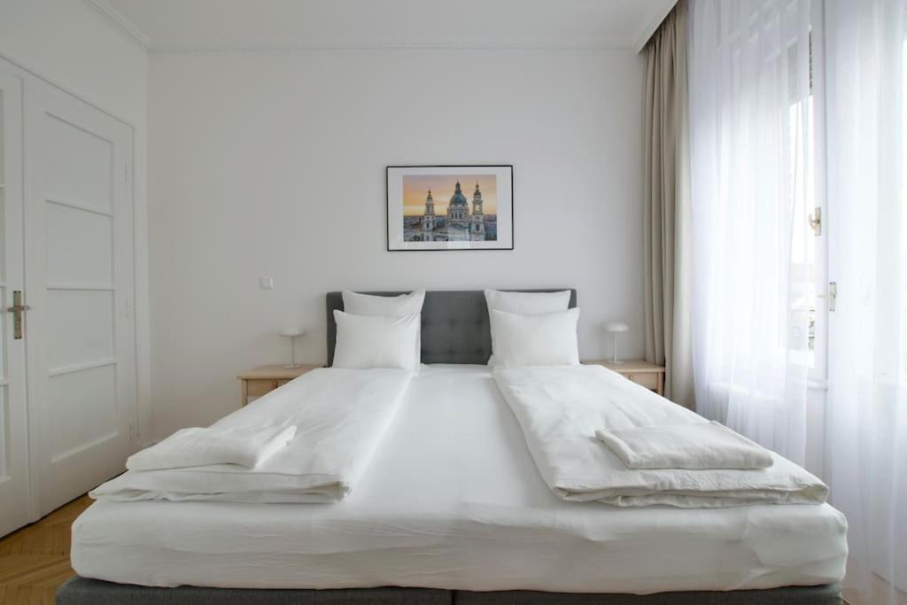 Premium Apartment By Hi - Central 2 Bedroom - Best View Budapest Esterno foto