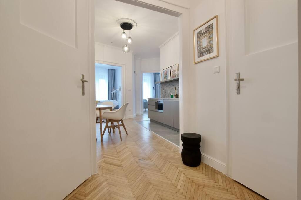 Premium Apartment By Hi - Central 2 Bedroom - Best View Budapest Esterno foto