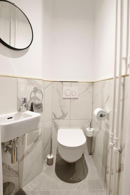 Premium Apartment By Hi - Central 2 Bedroom - Best View Budapest Esterno foto